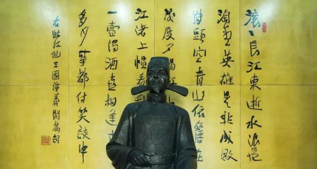 明朝第一才子杨慎写下一首千古绝唱，仅开头两句，便惊艳了岁月